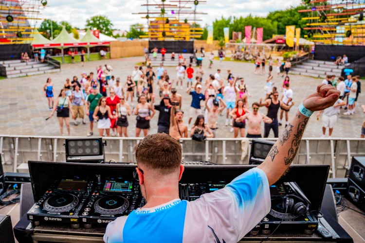 Sunrise Festival 2025 | Vriendengroepen paraat: samen zijn we Sunrise ☀️