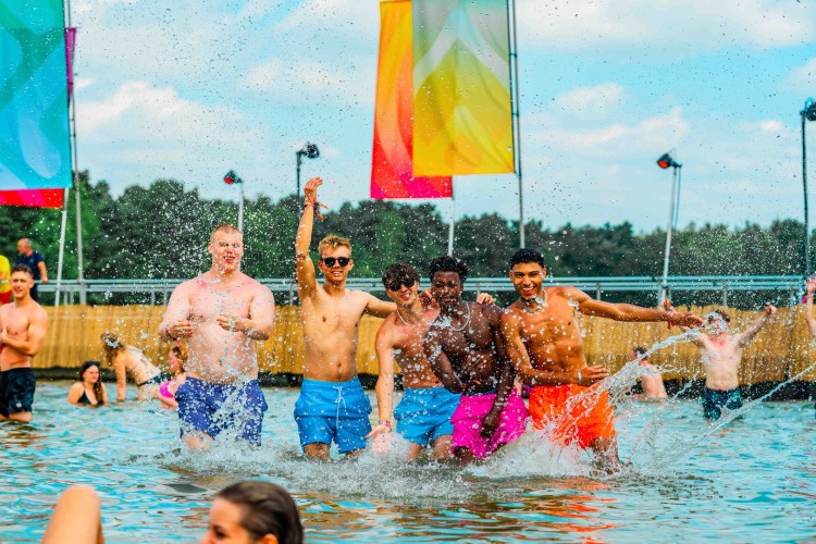 Sunrise Festival 2025 | Volle bak zon, vibes en de beste outfits 👌🏻