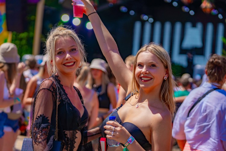 Sunrise Festival 2023 | De zomer = van ons! 🍹⛱